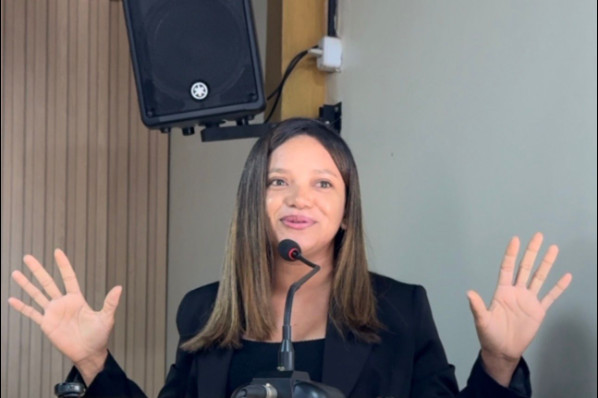 Vereadora Meuryane Bezerra parabeniza mulheres e  solicita benefícios para o povoado Centro dos...